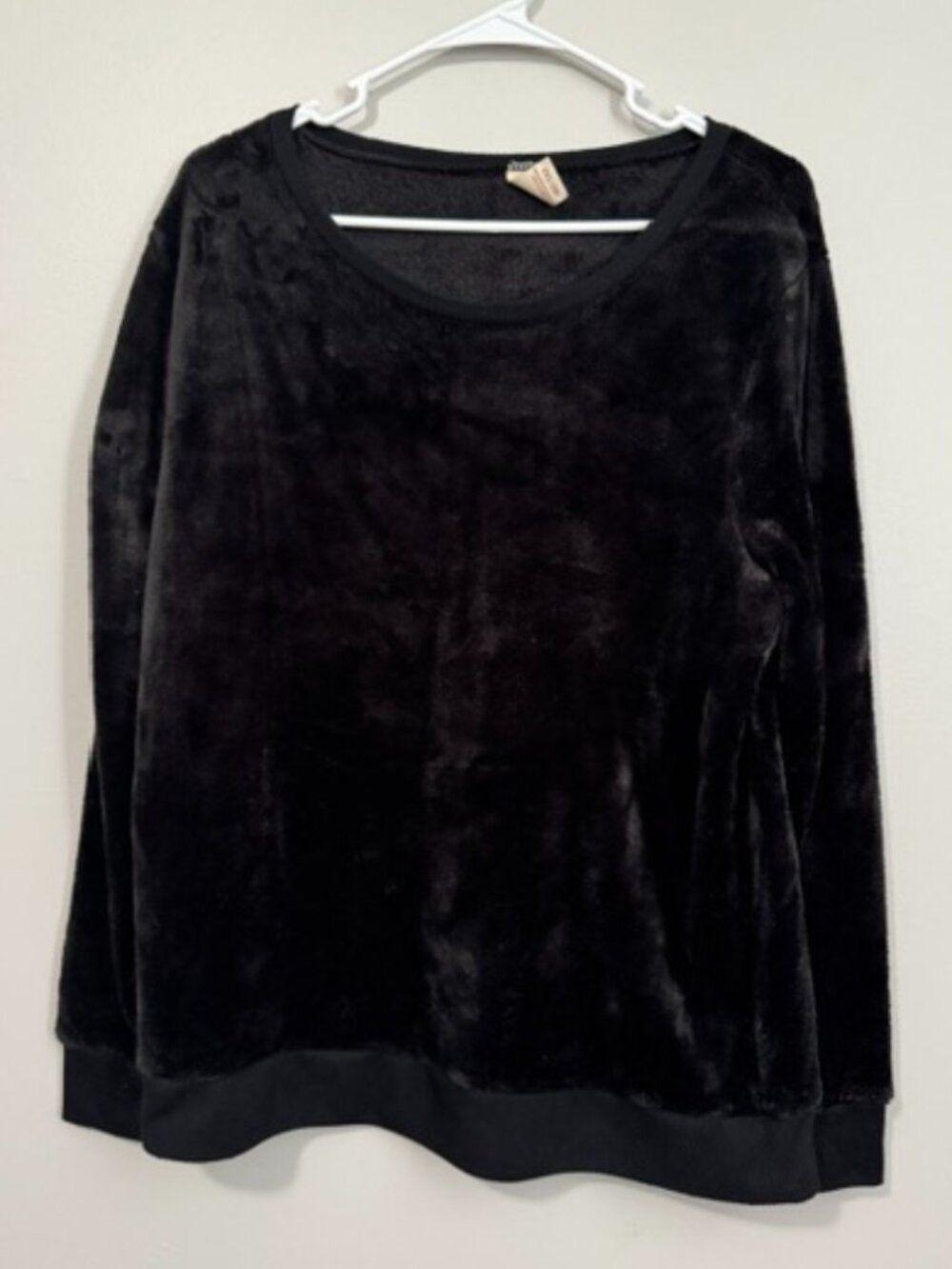 Woman's Faded Glory Fuzzy Long Sleeve Sweatshirt Color Black Size XL(16-18)